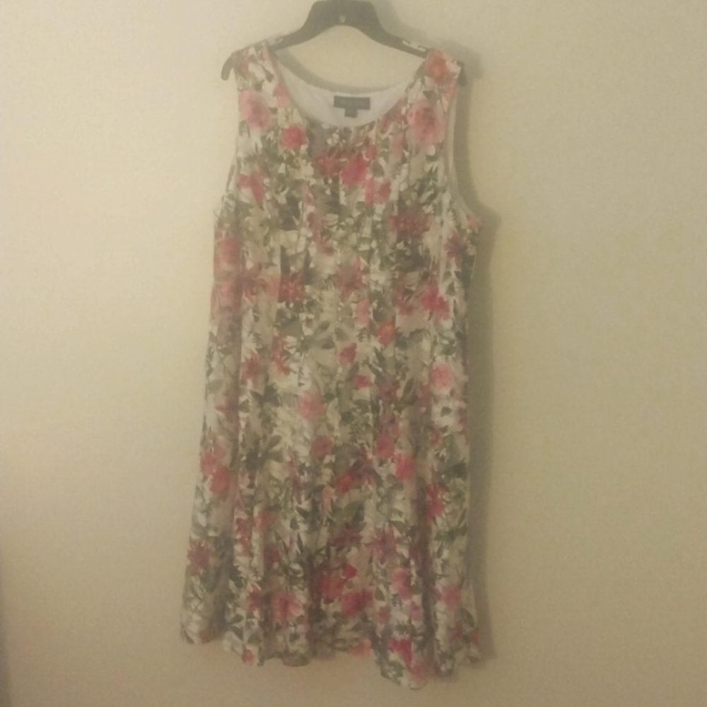 Size 22W - Beautiful white flowered dress by Perceptions. -- sleeveless